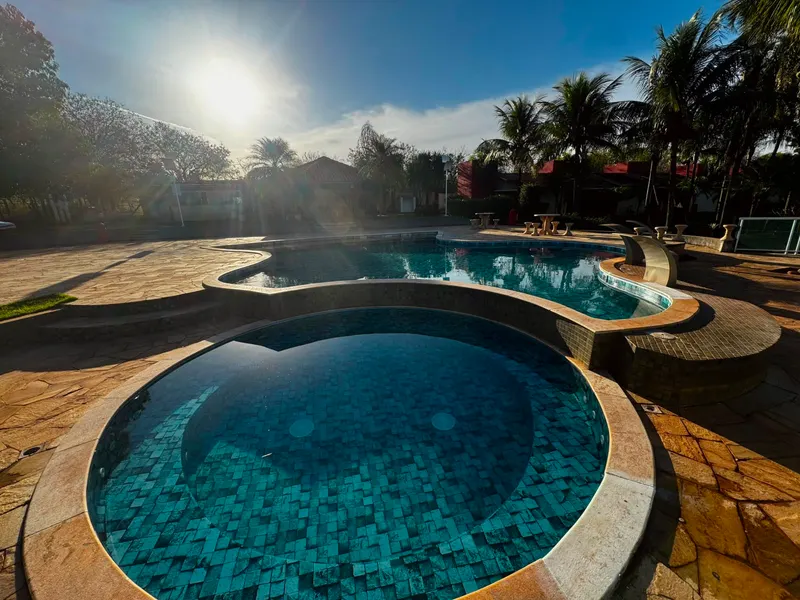 Piscina em dia de sol
