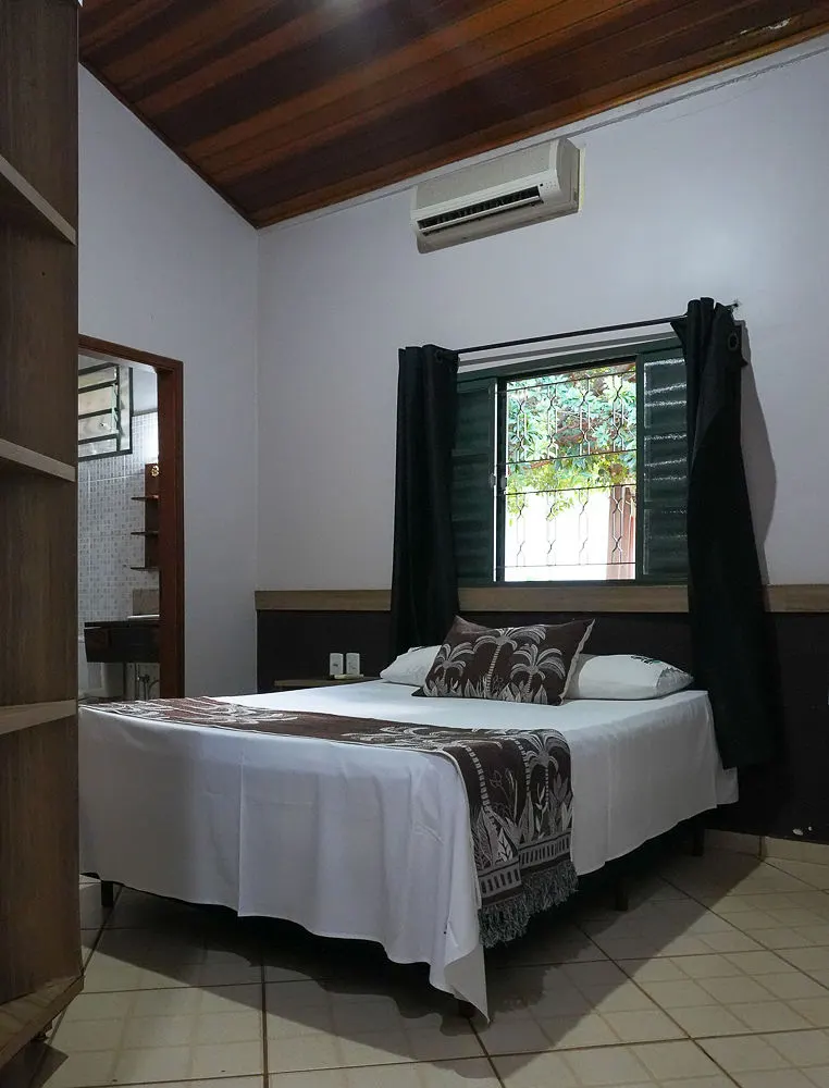 Quarto tradicional para 2 pessoas com cama de casal e janela para o jardim