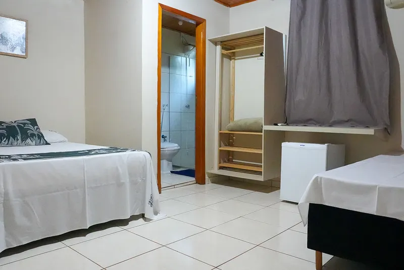 Quarto tradicional para 3 pessoas com cama de casal e cama de solteiro